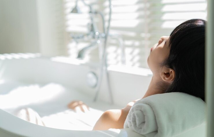 manfaat mandi pagi, mandi pagi untuk imun, manfaat mandi pagi untuk ibu muda, cara meningkatkan mood pagi hari, mandi air dingin dan energi, pola hidup sehat ibu rumah tangga, cara segar di pagi hari